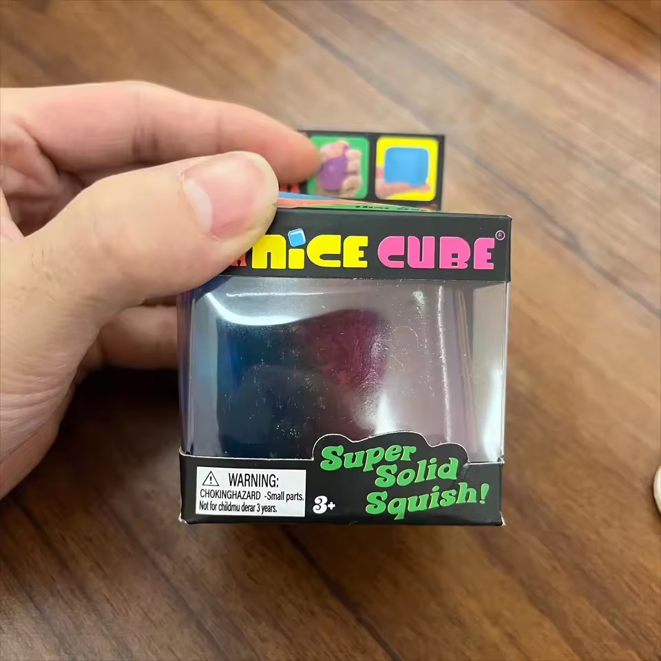 シリンギング ニードー レインボーキューブ スクイッシー ブ - Fidget Cube Original のレビューと価格